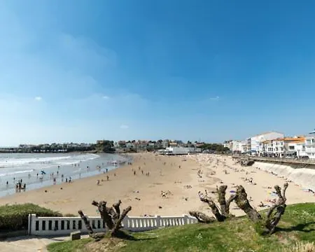 à 5 Min Des Plages, Jardin Privé Appartement